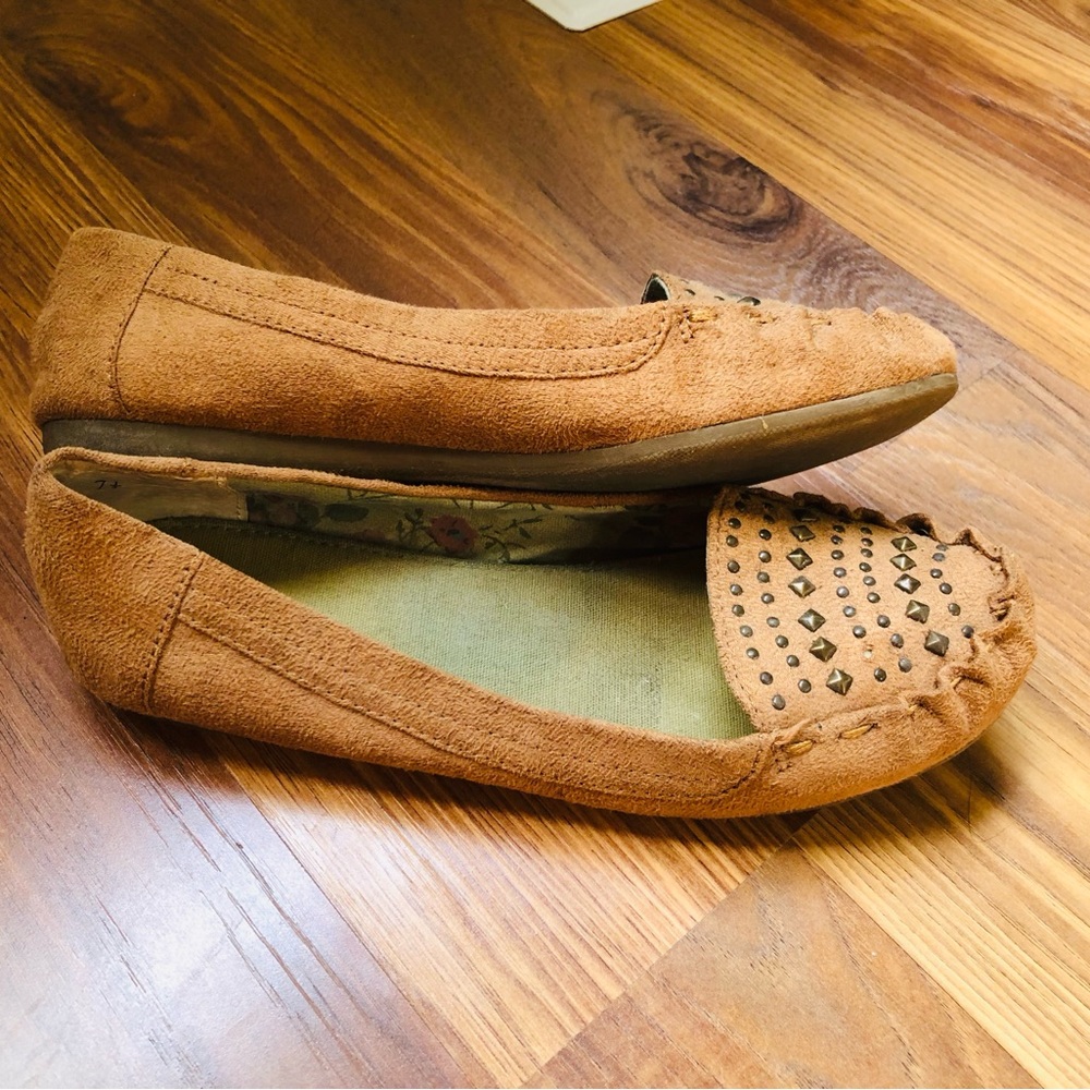 BC Footwear Suede Studded Tan Women’s Slip-On Flats size 7.5